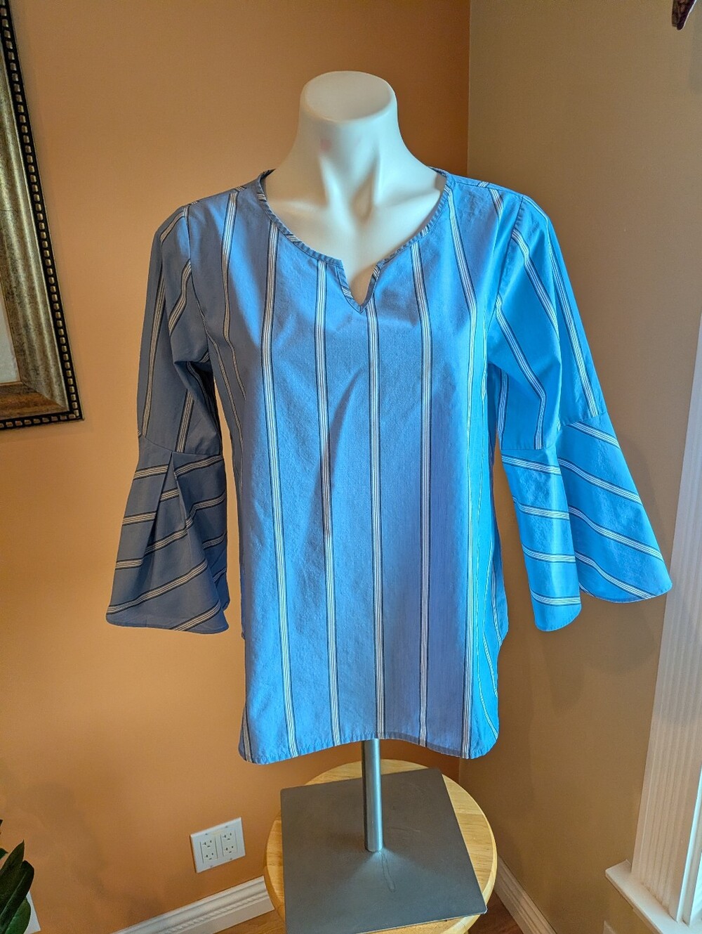 Van Heusen Women’s Blue Striped V-Neck Bell Sleeve Top Size M